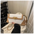 Detalle del bolso de piel blanco y camel con cierre dorado y asa con nudo decorativo - Blanco & Caqui