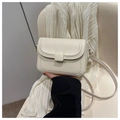 Detalle de bolso minimalista blanco crema con hebilla cuadrada y correa de hombro - Blanco