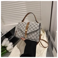 Detalle de bolso cuadrado vintage con estampado de trébol y elegante asa de cuero - Gris claro