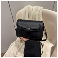 Detalle de bolso bandolera negro minimalista en cuero mate con costuras precisas - Negro