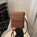 Bolso bandolera mini de cuero PU marrón con solapa rectangular y detalles dorados - café