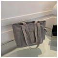 Bolso tote de pana gris claro con correas anchas y bolsillos frontales funcionales - Gris