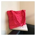 Elegante bolso tote acolchado magenta con costuras de estrellas y correa ancha al hombro - Rosa Rojo