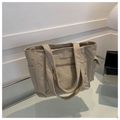 Bolso tote de pana beige minimalista con bolsillos múltiples y textura suave - Caqui