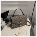 Bolso de mano beige con monograma elegante, ribete de cuero marrón y hebilla dorada - gris oscuro