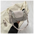 Detalle de bolso de encaje crema con cadena de flores de perlas y bandolera - Blanco