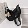 Borsa a tracolla a mezzaluna in tessuto Oxford nero con ciondolo a fiori e toppa - Nero Con Ciondolo