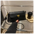 Bolso negro rectangular con cierre giratorio dorado y detalle de nudo en la correa - Negro