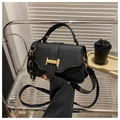 Bolso cuadrado pequeño de cuero negro con cierre H dorado y cadena decorativa - Negro