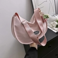 Borsa a tracolla in nylon rosa chiaro a forma di mezzaluna con ciondolo fragola - Rosa Con Ciondolo
