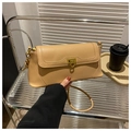 Bolso baguette beige minimalista con cierre dorado vintage y acabado en cuero mate - Caqui