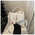 Bolso bandolera de cuero PU blanco con cierre dorado y cadena decorativa de acrílico - Blanco
