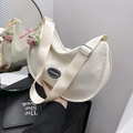 Borsa a tracolla a mezzaluna minimalista in tessuto oxford beige con ciondolo fragola - Bianco panna con pendente