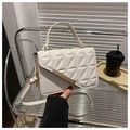 Elegante bolso bandolera beige acolchado con diseño de rombos y detalle metálico dorado - Blanco