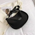 Borsa a tracolla moderna a mezzaluna nera in tela con ampia tracolla regolabile - Nero senza Pendente