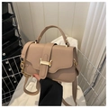 Bolso cuadrado minimalista en cuero beige con hebilla dorada y correa ajustable - Caqui