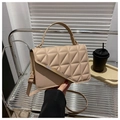 Borsa trapuntata beige con patta asimmetrica e decorazione in metallo dorato - Cachi