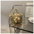 Secchiello in paglia fatto a mano con fiore di margherita gialla e pompon di peluche beige - Fiori Bianchi