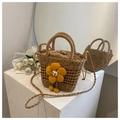 Secchiello in paglia intrecciata a mano marrone con fiore giallo e dettagli pompon - Piccolo Motivo Floreale Cachi