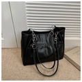 Bolso tote grande de cuero negro con correa de cadena y bolsillos exteriores - Negro