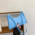 Bolso de hombro azul claro en fieltro con patrones florales grabados y correa sencilla - Azul