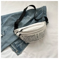 Marsupio in nylon bianco con scritte nere su una giacca di jeans scura - Bianco senza Ciondolo