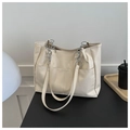 Bolso tote grande de poliuretano blanco crema con correas de cadena plateadas y bolsillos - Blanco