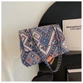 Gestrickte Schultertasche im Ethno-Stil mit blau-orangen geometrischen Mustern und Kettenriemen - Blau