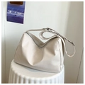 Bolso bandolera beige minimalista con textura suave y correa ancha en soporte blanco - Blanco Roto