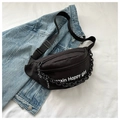 Schwarze Harajuku-Brusttasche mit Buchstabendruck und dekorativer Kunststoffkette - Schwarz ohne Anhänger