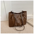 Bolso tote de cuero marrón con bolsillos delanteros y detalles de cadena plateada - Marrón