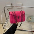 Sac bandoulière matelassé magenta avec chaîne en métal et fermoir rotatif élégant - Rose rouge