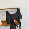 Bolso sobaco elegante de fieltro negro con corazones grabados y detalles dorados - Negro