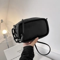 Borsa a tracolla minimalista nera opaca con catena spessa e goffratura alla moda - Nero