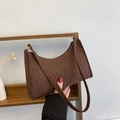 Bolso baguette de fieltro marrón oscuro con corazones en relieve y correa larga - Marrón