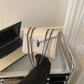 Petit sac carré matelassé beige avec bandoulière chaîne et fermoir pivotant en métal - Blanc Cassé
