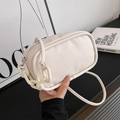 Borsa a tracolla minimalista bianco crema con catena e logo in rilievo - Bianco