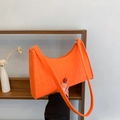 Bolso de hombro de fieltro naranja con diseño de corazones en relieve y forma de luna - Naranja