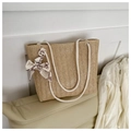 Beige Stroh-Tote-Bag mit Fischgrätmuster, Baumwollseil-Griffen und Seidenschal-Detail - Khaki