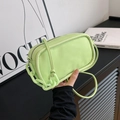 Borsa a tracolla quadrata verde chiaro con catena in resina e scritta di tendenza - Verde