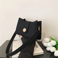 Bolso de hombro minimalista de fieltro negro con solapa de cocodrilo y hebilla de madera - Rosa Rojo