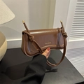 Bolso de hombro de cuero PU marrón con correa anudada y detalles dorados - Marrón