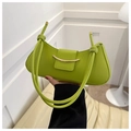 Détail du sac bandoulière en cuir vert avec boucle dorée et finitions de sangle nouée - Vert