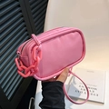 Borsa a tracolla rosa minimalista con catena in metallo e scritte in rilievo - Rosa Rosso