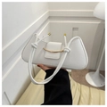 Détail du sac bandoulière blanc avec boucle croissant dorée et bandoulière à nœuds - Blanc