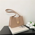 Bolso de hombro caqui con patrón de cocodrilo, botón de madera y solapa cuadrada - Caqui