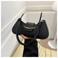 Détail du sac à main en cuir noir avec boucle dorée et bandoulière à nœuds élégants - Noir