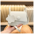 Détail du sac carré blanc avec fermeture à rabat, anneau doré et pendentif fleur - Blanc Cassé