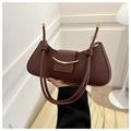 Détail du sac à main en cuir marron foncé avec boucle dorée et poignée nouée - Marron
