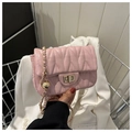 Nahaufnahme der rosa gesteppten Umhängetasche mit goldener Kette und Metalldrehverschluss - Rosa
